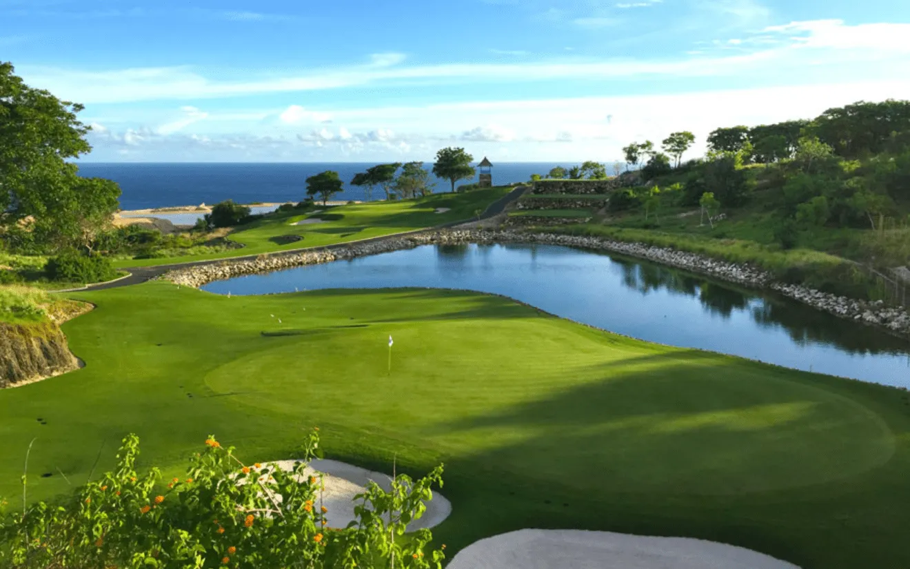A clifftop green above the Indian Ocean at Bukit Pandawa, Bali — one of the courses included in our golf holiday packages